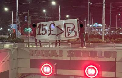 „N-ai eșarfă? Nu intri!” » Înainte de FCSB - Rapid, giuleștenii au râs de rivali cu mesaje în 3 locații din București