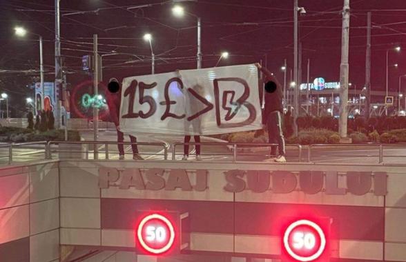 „N-ai eșarfă? Nu intri!” » Înainte de FCSB - Rapid, giuleștenii au râs de rivali cu mesaje în 3 locații din București