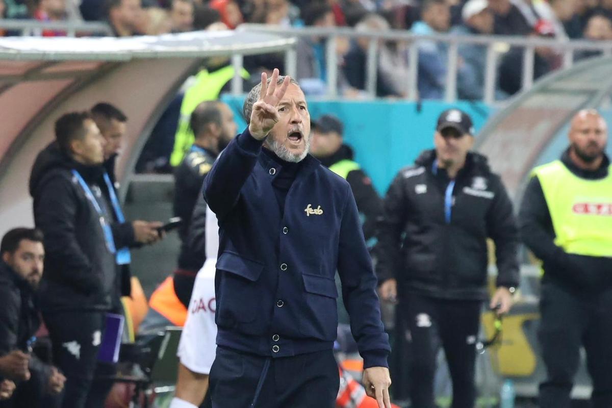 Benjamin Siegrist, deranjat de materialele pirotehnice aruncate de suporterii FCSB-ului în teren: „Nu vrem să fie cineva rănit”