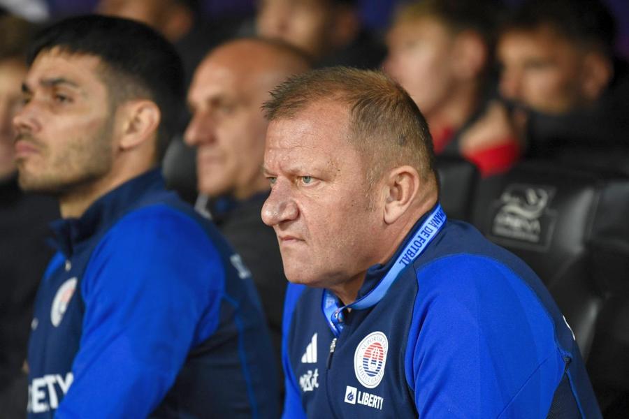Dorinel Munteanu, foto: Imago Images Probleme mari pentru Dorinel Munteanu! Ce accidentare are căpitanul Oțelului