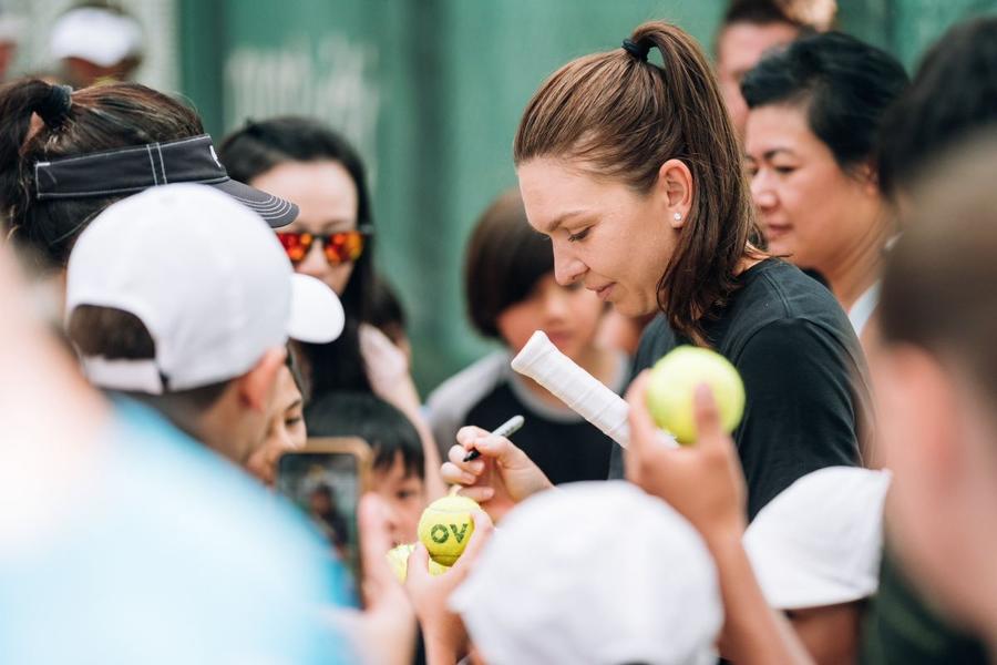 Simona Halep semnând autografe la Hong Kong Foto: X Hong Kong Tennis Open Se știe când va juca Simona Halep în turneul WTA 250 de la Hong Kong, contra favoritei 6, Yue Yuan