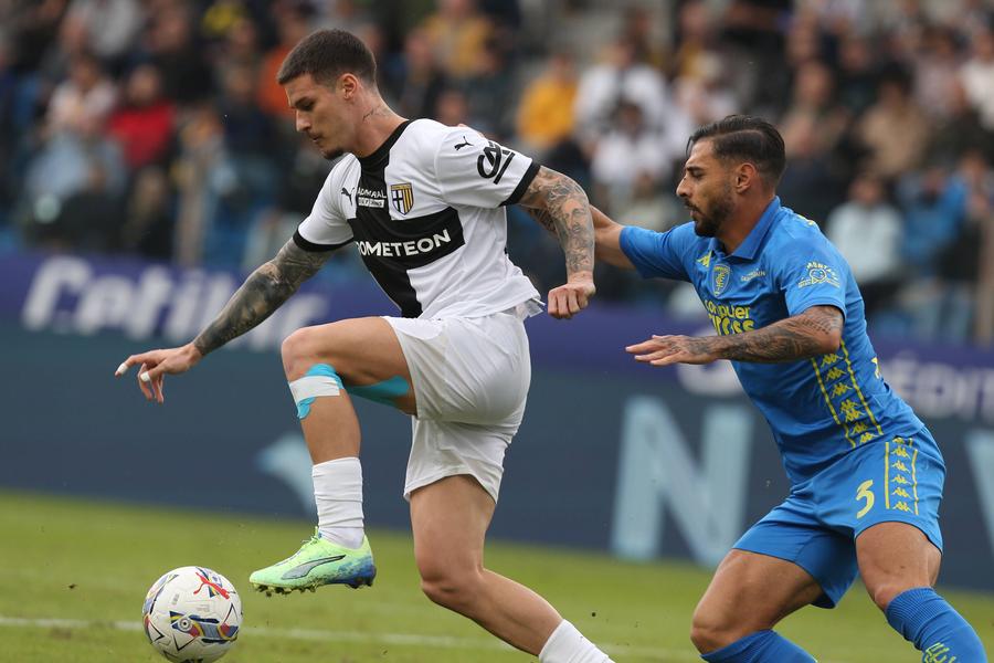 Dennis Man (talonat de Giuseppe Pezzella, fostul său coleg la Parma) a fost o fantomă în jocul cu Empoli / Foto: Imago Premieră negativă în Serie A pentru Dennis Man și cea mai slabă notă a sezonului!