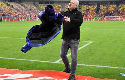 Marius Șumudică, de-a dreptul dezlănțuit! Recital în fața peluzei imediat după FCSB - Rapid: show cu geaca de mii de euro, gesturi teatrale și trivialități. Șumi a revenit la vechile obiceiuri!