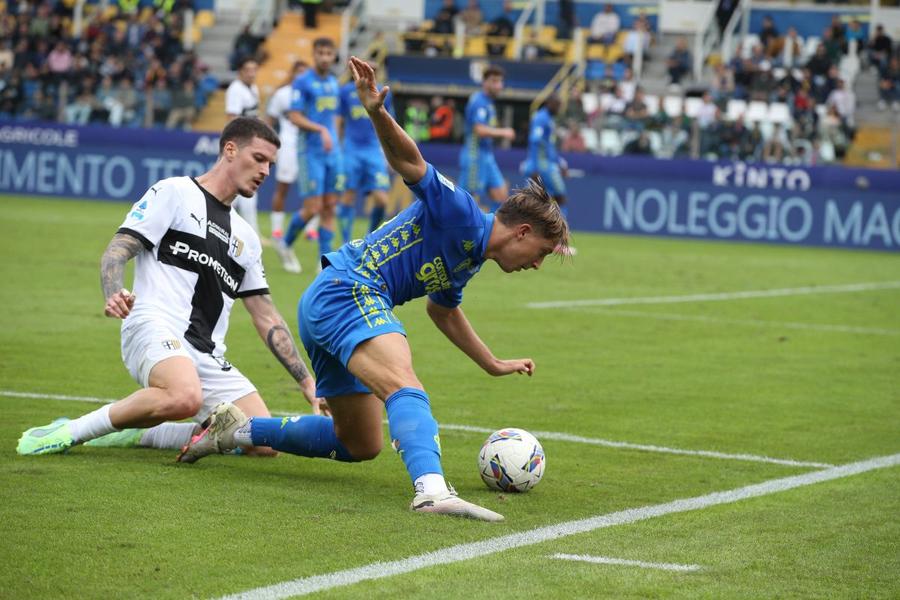 Dennis Man a fost blocat mai mereu în flanc, aici de Jacopo Fazzini, cel care a provocat autogolul lui Woyo Coulibaly / Foto: Imago Premieră negativă în Serie A pentru Dennis Man și cea mai slabă notă a sezonului!