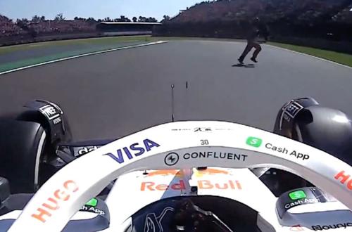 În fața mașinii lui Liam Lawson, pilotului de la Racing Bulls, au ieșit doi comisari de pistă