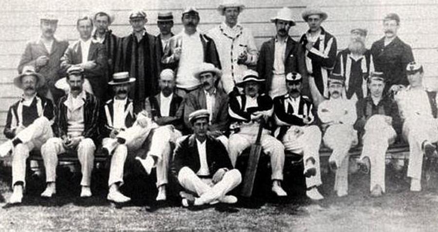 Imagine de laun meci de cricket între scriitori și artiști, 1906. Arthur Conan Doyle este cel de-al 6-lea de pe rândul de sus „Elementar, dragul meu Watson!” » Părintele celui mai celebru detectiv a fost portarul lui Potsmouth AFC!