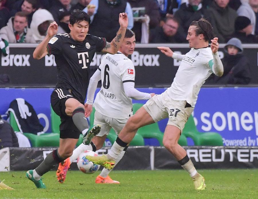 Kim Min-Jae, în acțiune în partida jucată de Bayern contra Borussiei Monchengladbach / Foto: Imago Fundașul pe care Cristi Chivu l-ar putea transfera în ianuarie » Inter are însă concurență acerbă în Juventus