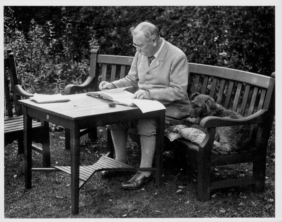 Sir Arthur Conan Doyle, lucrând în grădină, alături de cățelul său (1927) / Foto: Guliver / Getty Images „Elementar, dragul meu Watson!” » Părintele celui mai celebru detectiv a fost portarul lui Potsmouth AFC!