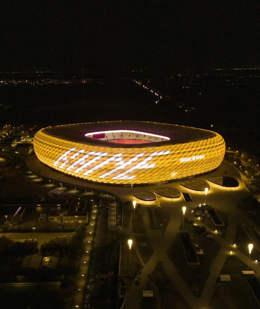 Allianz Arena a fost luminat în galben, culoarea Balonului, iar numele lui Kane a apărut pe frontispiciu / Foto: Imago Șampanie și artificii! » Kane a sărbătorit „Balonul de Aur” într-un club din Londra