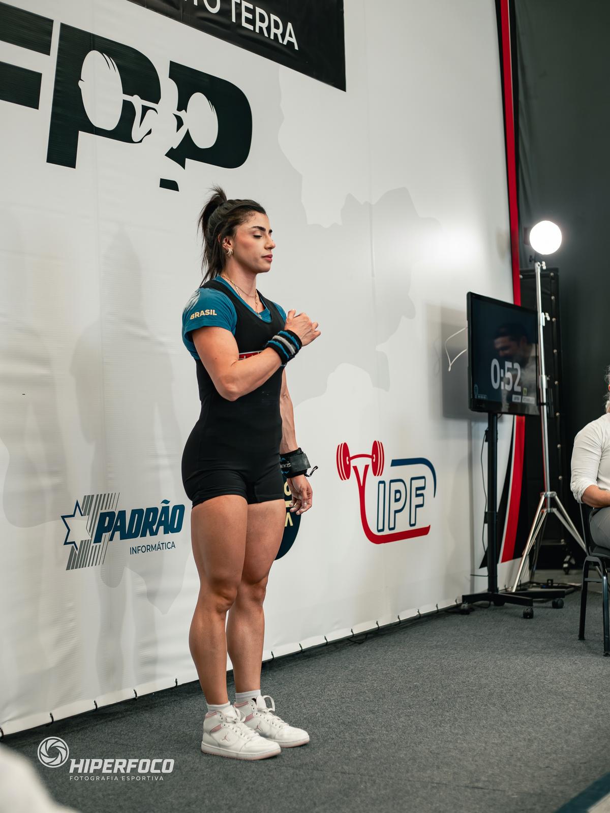 Sportiva care a urinat în timp ce încerca să ridice aproape 200 de kilograme a postat clipul pe Instagram: „Întrebarea este alta”