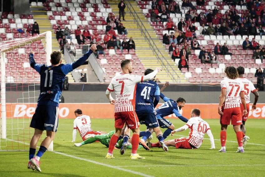 Faza primului gol la Arad, marcat de Papa după o erori în lanț ale arădenilor. Foto: sportpictures.eu