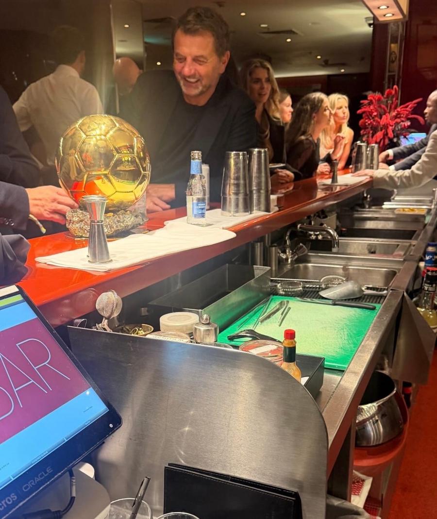 În timpul petrecerii, Balonul de Aur s-a „odihnit” pe tejgheaua barului / Foto: captură Șampanie și artificii! » Kane a sărbătorit „Balonul de Aur” într-un club din Londra