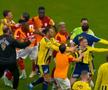 S-au luat la bătaie după Galata - Fenerbahce! Englezul, zgâriat pe gât