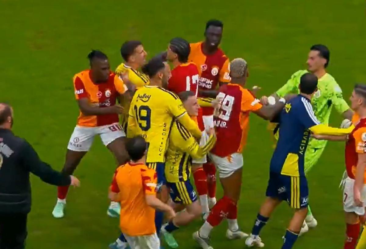 S-au luat la bătaie după Galata - Fenerbahce! Englezul, zgâriat pe gât