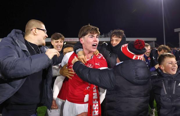 RUȘINE de proporții: campioana Arsenal, eliminată de locul 18 din Liga a 4-a!