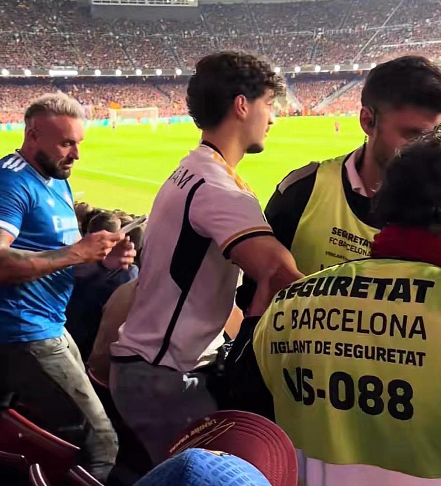 Fanii slovaci au fost expulzați de pe Camp Nou la meciul Barcelona - Real Madrid / Foto: Facebook Drama unui fan la majorat: „Am plătit 2.800 de euro, am sărbătorit un gol, dar am văzut derby-ul dintr-un taxi!”
