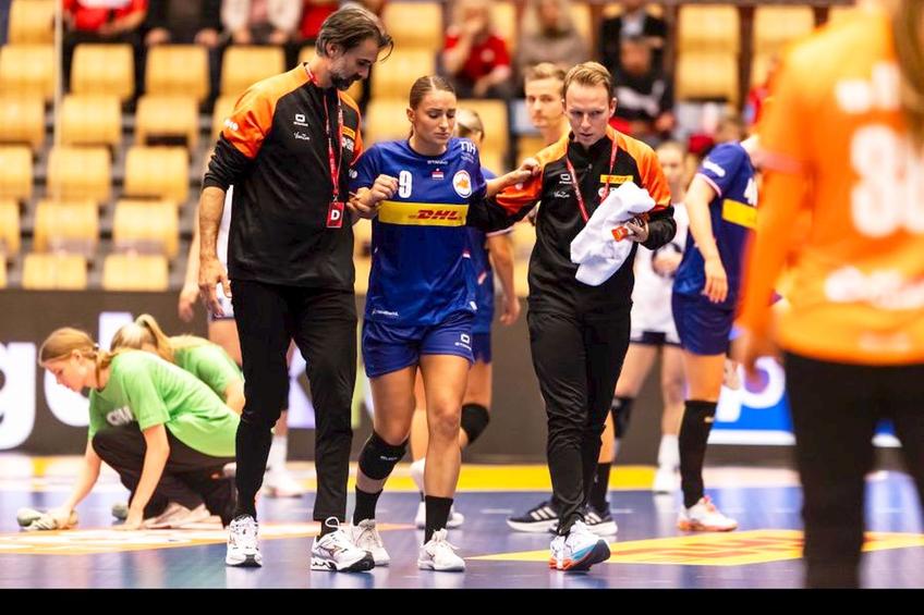 Larissa Nusser s-a accidentat în Olanda - Norvegia / FOTO: @Federația olandeză de handbal