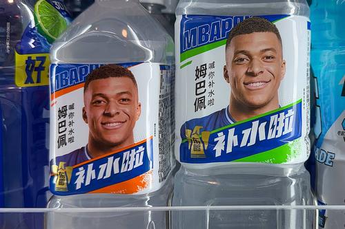 Fața lui Mbappe apărea pe sticlele de băutură energizantă Dongpeng / foto: Imago Images