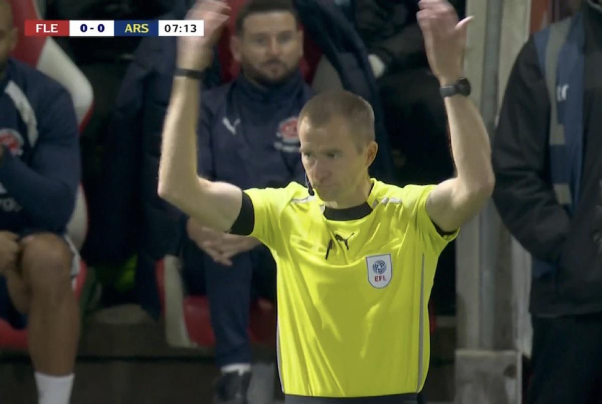 Fleetwood - Arsenal, oprit 8 minute, după ce o dronă a zburat deasupra stadionului