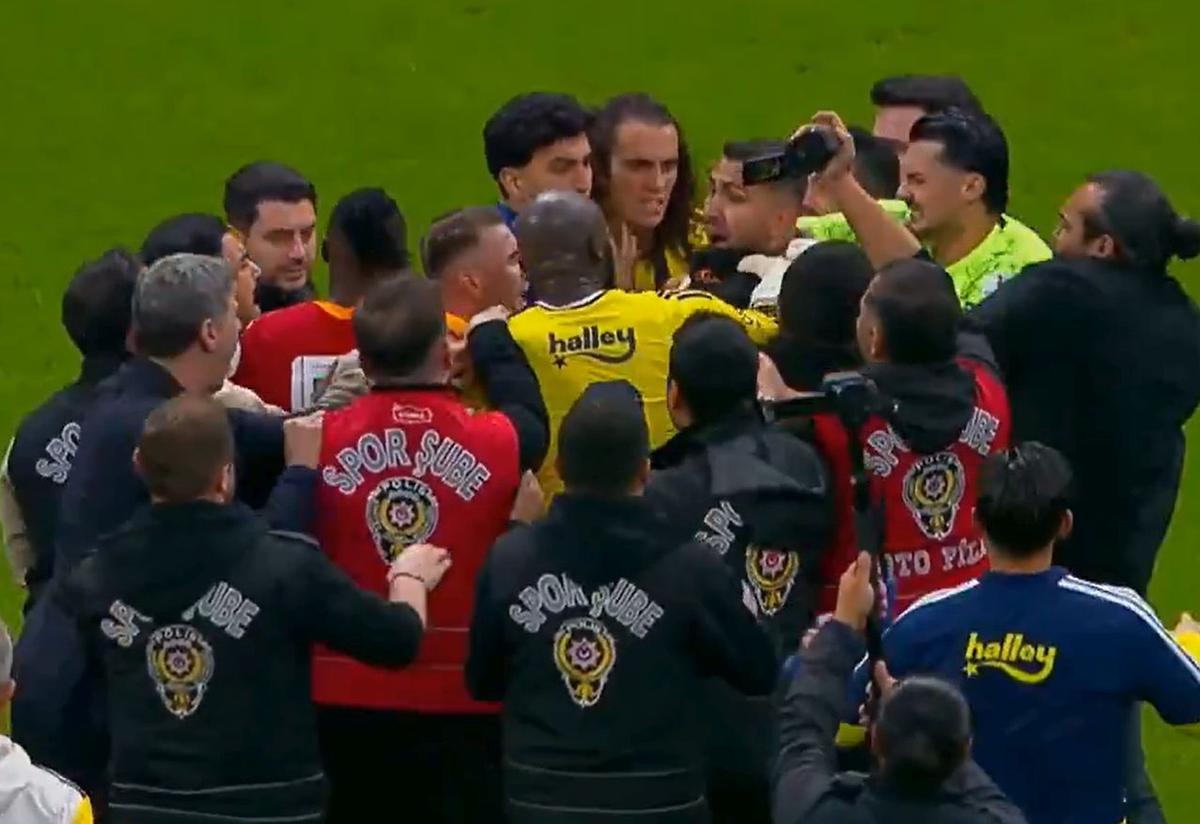 S-au luat la bătaie după Galata - Fenerbahce! Englezul, zgâriat pe gât