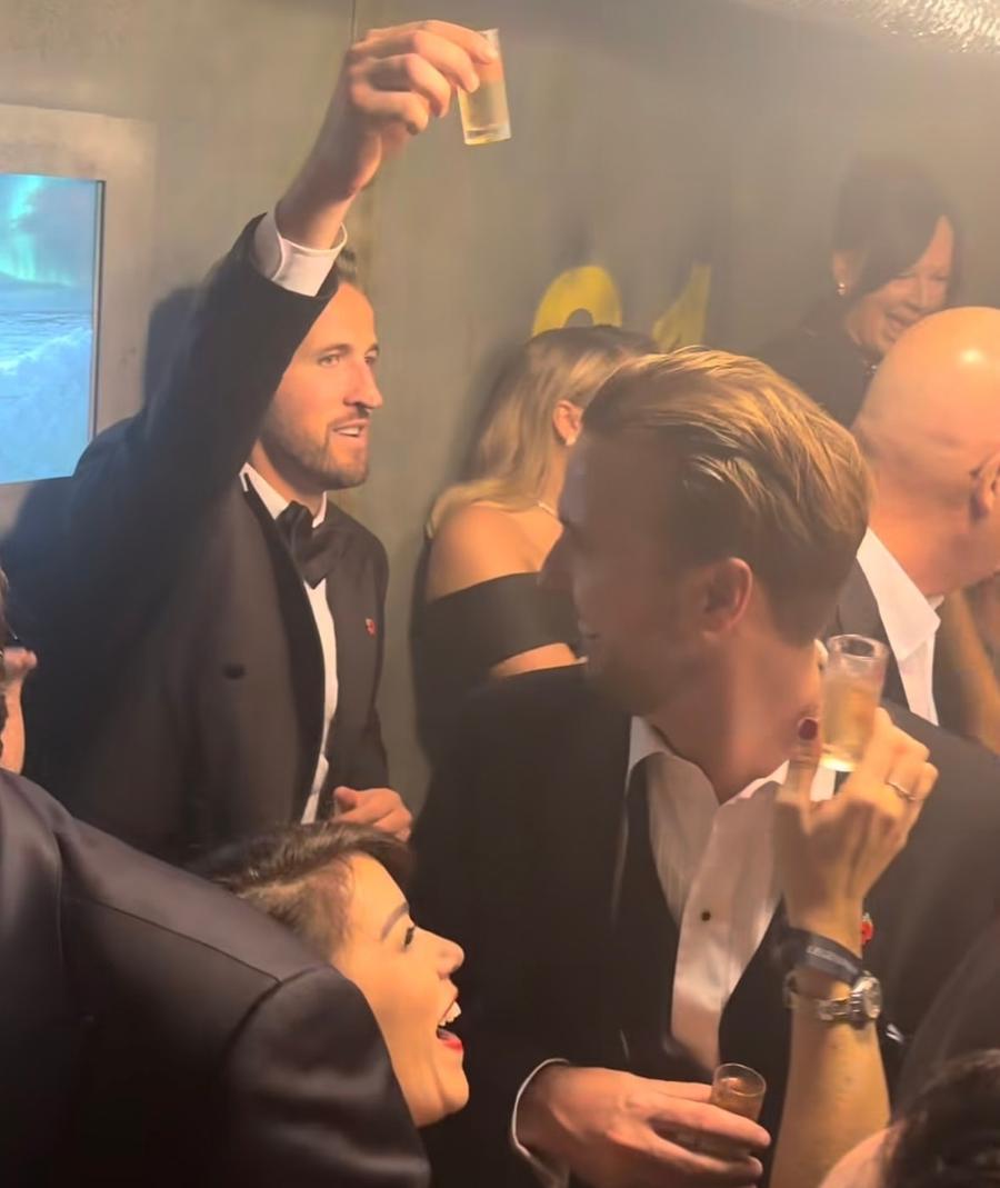Harry Kane își salută invitații cu paharulul ridicat / Foto: captură Șampanie și artificii! » Kane a sărbătorit „Balonul de Aur” într-un club din Londra