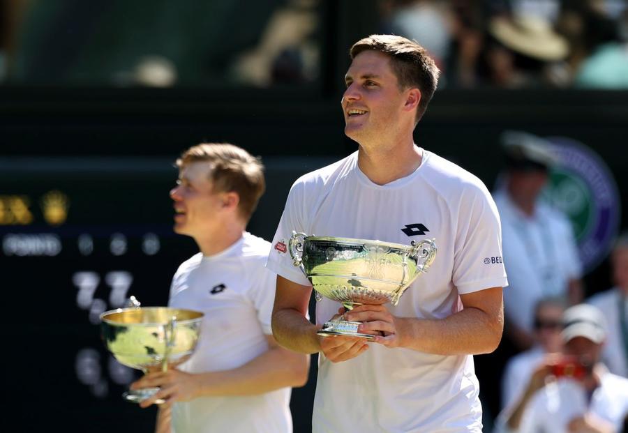 Henry Patten (dreapta) cu trofeul de la Wimbledon 2026 Foto: Guliver/GettyImages Revolta jucătorilor de dublu împotriva propunerii ATP de a micșora tablourile și premiile la jumătate: „Vor distruge cariere și visuri”