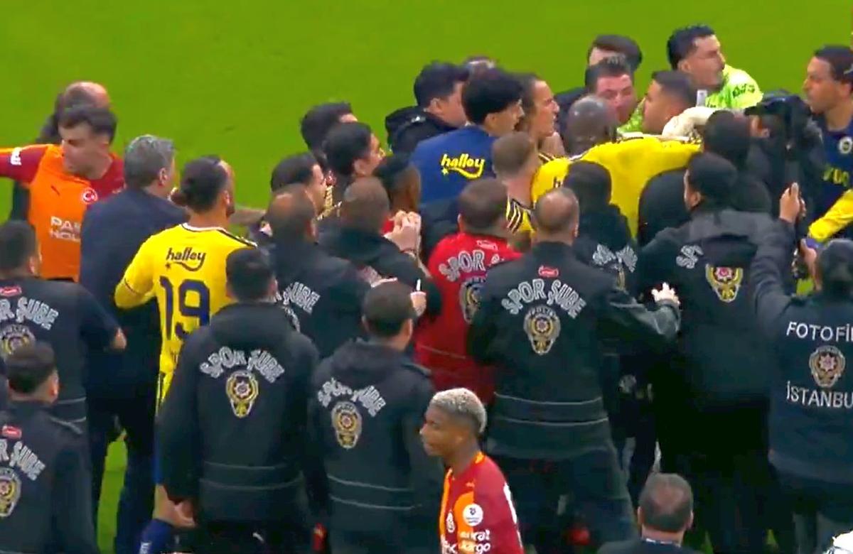 S-au luat la bătaie după Galata - Fenerbahce! Englezul, zgâriat pe gât
