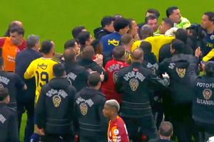 Derby-ul dintre Galatasaray și Turcia s-a terminat cu un scandal de proporții