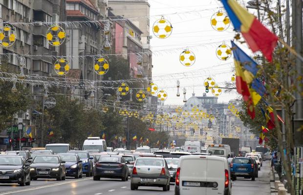 EURO 2020 // GALERIE FOTO și VIDEO Bucureștiul a intrat în febra Europeanului: decorațiuni de Crăciun speciale montate în Capitală