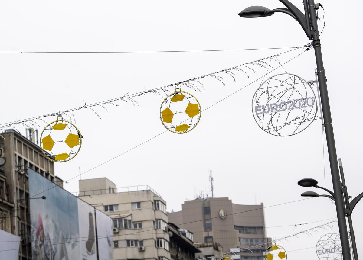 EURO 2020 // GALERIE FOTO și VIDEO Bucureștiul a intrat în febra Europeanului: decorațiuni de Crăciun speciale montate în Capitală
