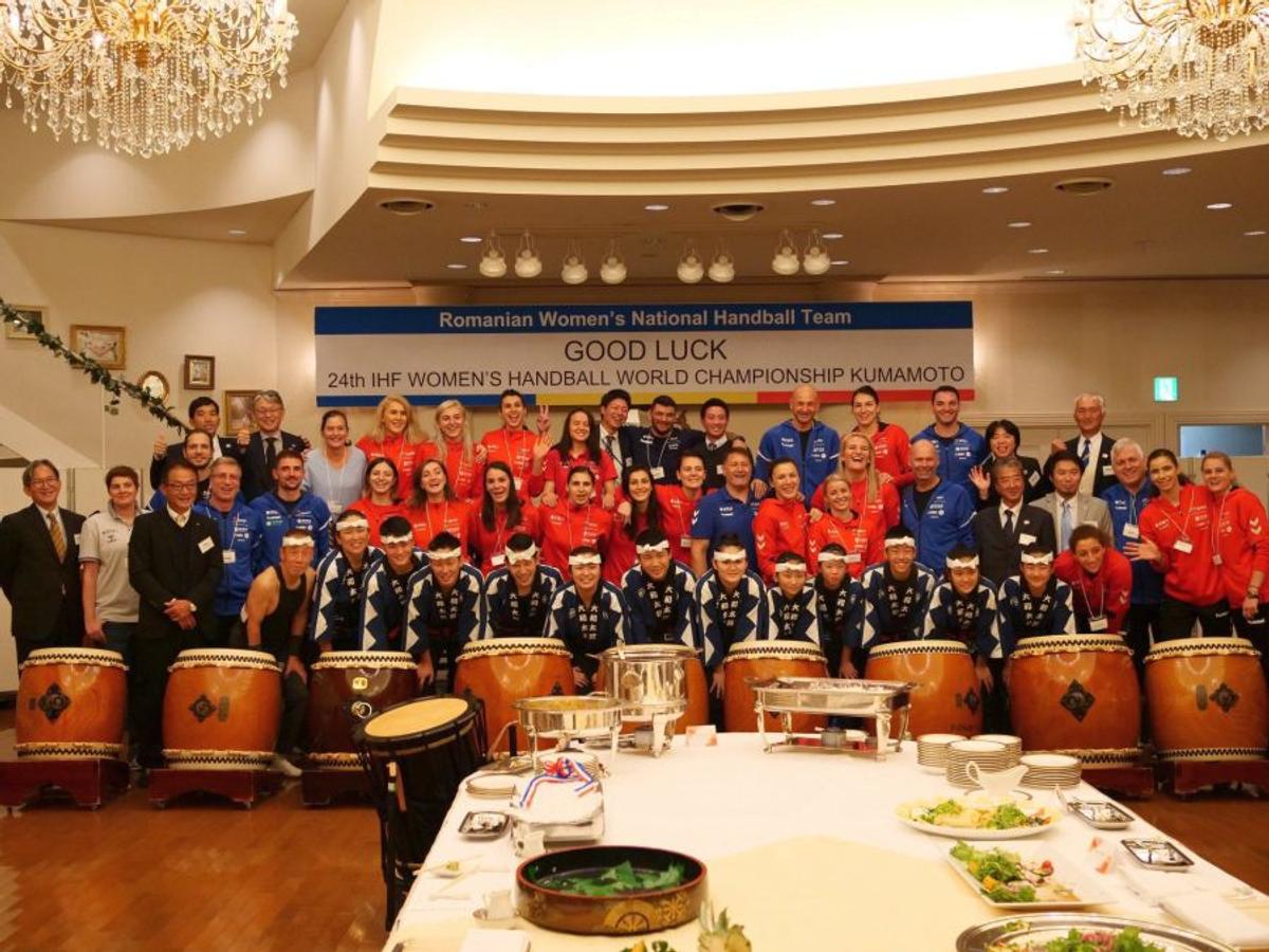 FOTO Româncele se distrează în Japonia! Cristina Neagu și restul „tricolorelor” s-au duelat la jocurile video