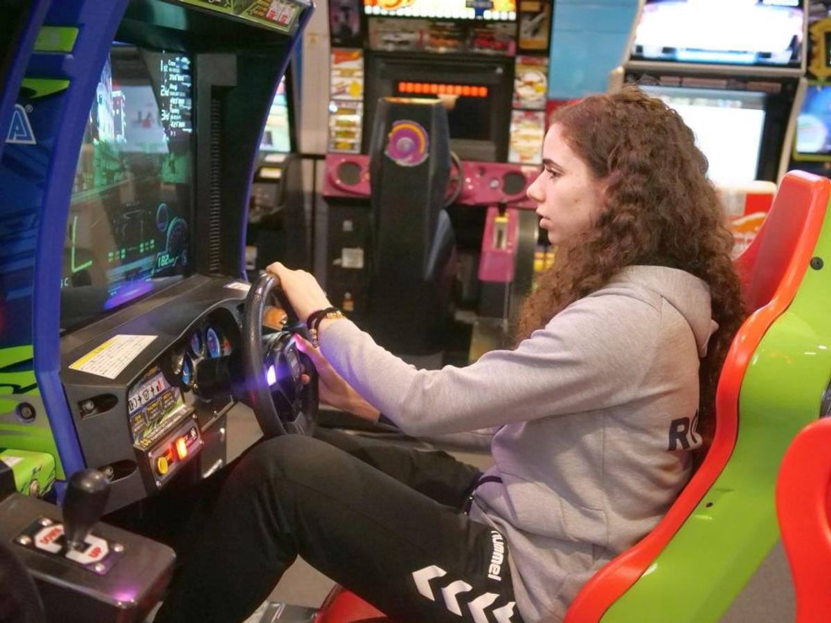 FOTO Româncele se distrează în Japonia! Cristina Neagu și restul „tricolorelor” s-au duelat la jocurile video