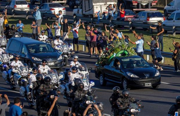 Diego Maradona a fost înmormântat » Ceremonie privată pentru marele argentinian