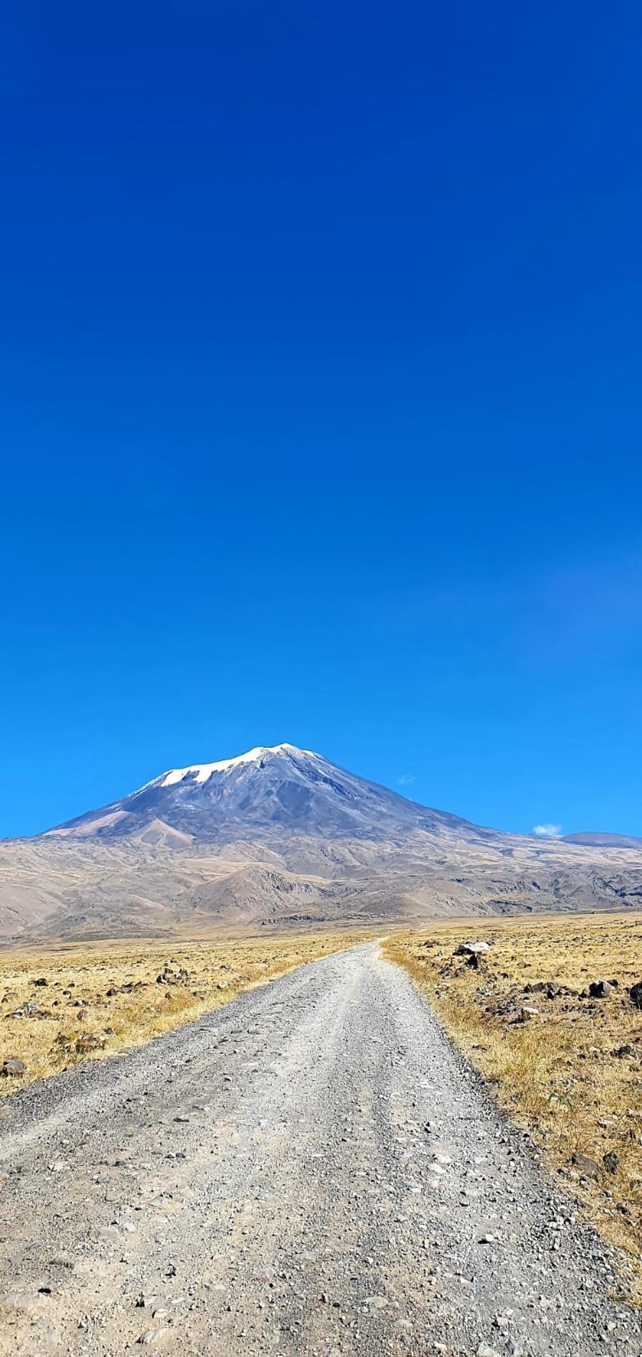 Vârful Ararat de la distanță Aventură în pandemie » „Bucuria de a ține steagul României pe Ararat este greu de descris, incomensurabilă și dezvoltă o dependență constructivă”