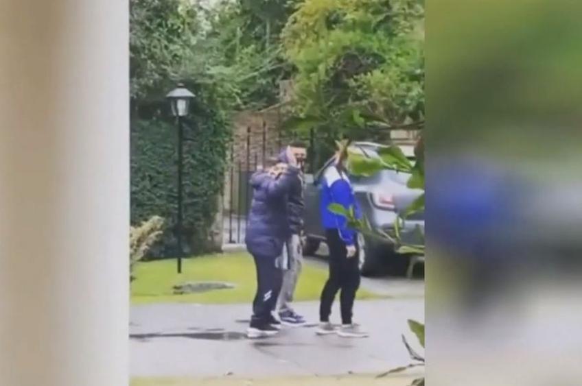Diego Maradona salută o fetiță // foto: captură YouTube @ YouTop
