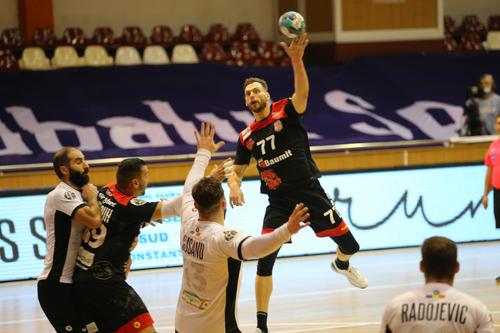 Jakov Vrankovici se ridică peste apărarea constănțeană FOTO Mihai Neacșu (CS Dinamo)