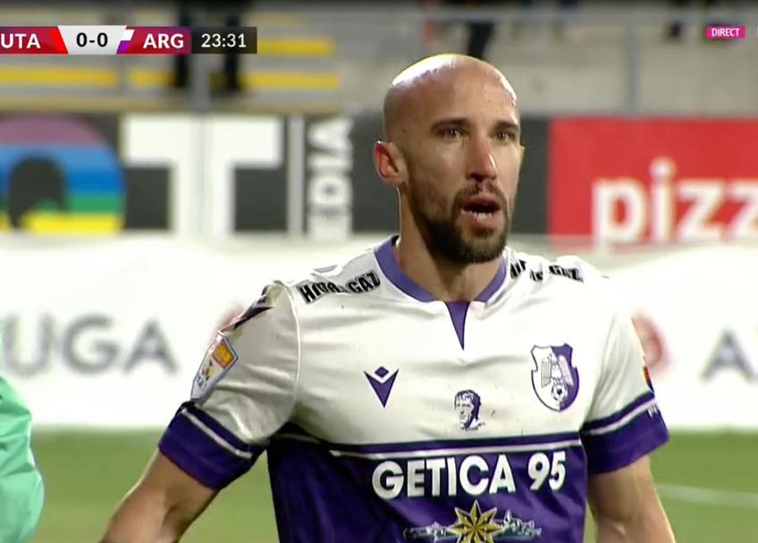 În minutul 22 al meciului dintre UTA și FC Argeș, David Miculescu, atacantul arădenilor, l-a lovit cu cotul în plină figură pe Iasmin Latovlevici, apărătorul argeșenilor.
