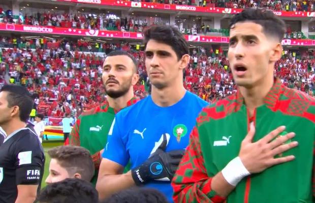 A cântat imnul alături de coechipieri, apoi a ieșit de pe teren » Momentul inedit i-a luat prin surprindere și pe comentatorii BBC