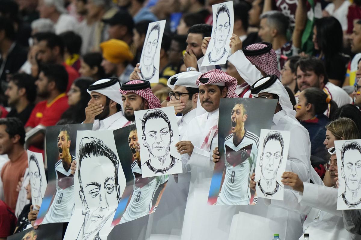 Imaginea lui Mesut Ozil, purtată de șeicii din Qatar la meciul Spania - Germania