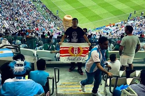 Un grup de suporteri ai echipei UTA se află în Qatar, la Campionatul Mondial. Acolo au afișat un mesaj de protest împotriva conducerii clubului: „Mafia fotbalului arădean”.