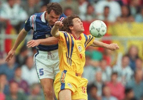 Florin Răducioiu, în duel cu Laurent Blanc.
Foto: Imago