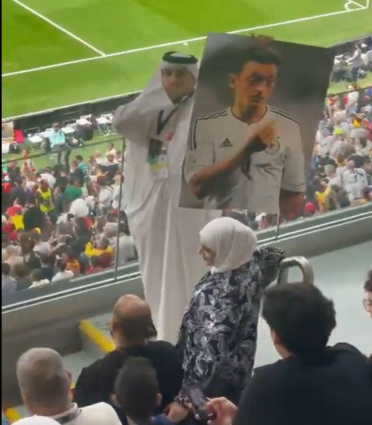 Imaginea lui Mesut Ozil, purtată de șeicii din Qatar la meciul Spania - Germania