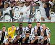 Spania - Germania. În tribunele stadionului Al Bayt, un grup de spectatori qatarezi a afișat mai multe desene cu chipul lui Mesut Ozil în timp ce jucătorul legitimat în prezent la Bașaksehir făcea cu ochiul