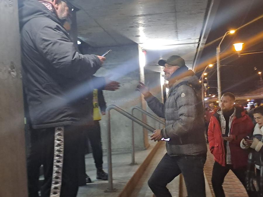 Ce nu s-a văzut la TV în derby-ul Rapid-U Cluj: Carla's Dreams, aplaudat la scenă deschisă + Neluțu Sabău, ironizat
