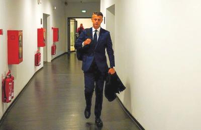 Burcă pleacă de la Dinamo » Premieră în România: Ovidiu își alege succesorul + Cu cine vrea Red&White să oprească valul de „hate”