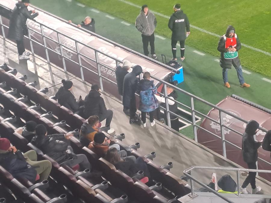 Ce nu s-a văzut la TV în derby-ul Rapid-U Cluj: Carla's Dreams, aplaudat la scenă deschisă + Neluțu Sabău, ironizat