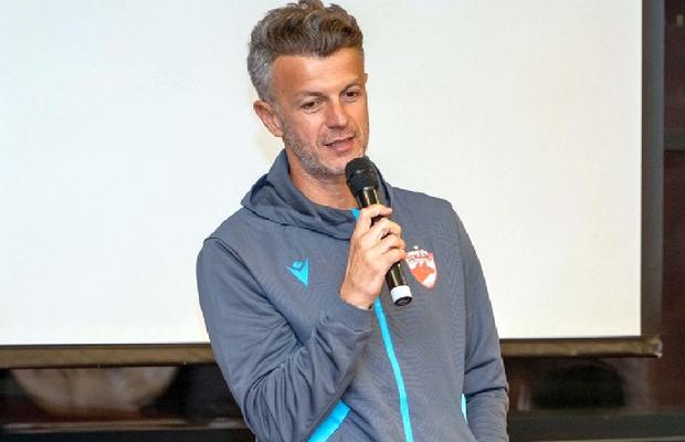 Distruge discursul lui Burcă: „În ce epocă a intrat Dinamo? Cei de acolo n-au nimic! Îl suportă conducerea, altfel era demult plecat și-l alerga galeria...”