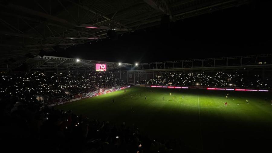 Ce nu s-a văzut la TV în derby-ul Rapid-U Cluj: Carla's Dreams, aplaudat la scenă deschisă + Neluțu Sabău, ironizat