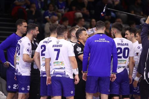 George Buricea și jucătorii pe care îi antrenează la un time out FOTO CSM Constanța Facebook