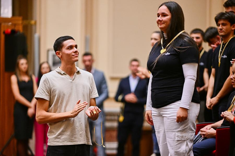 David Popovici aplaudându-i pe bursieri Emoții pentru campionii României de la Paris » David Popovici și canotorii medaliați la Jocurile Olimpice 2024 au avut parte de o seară cu lacrimi